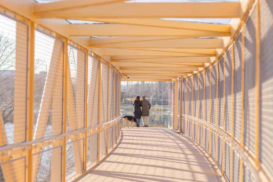 A couple at the end of a bridge near the Schuylkill River.
